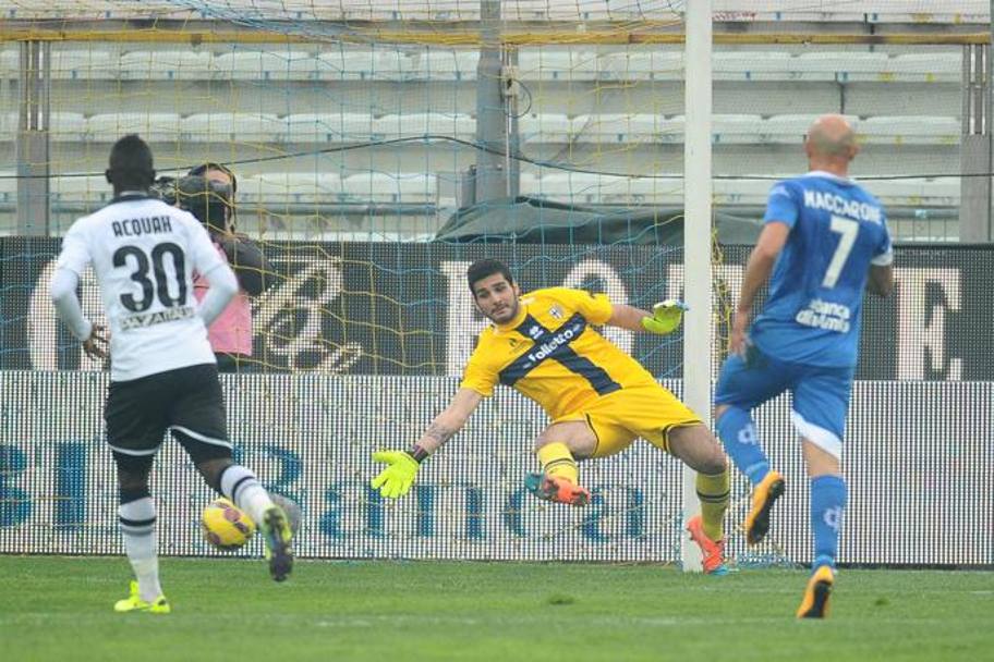 Matias Vecino, fuori dall&#39;inquadratura, batte Iacobucci e regala l&#39;1-0 dell&#39;Empoli a Parma. LaPresse
